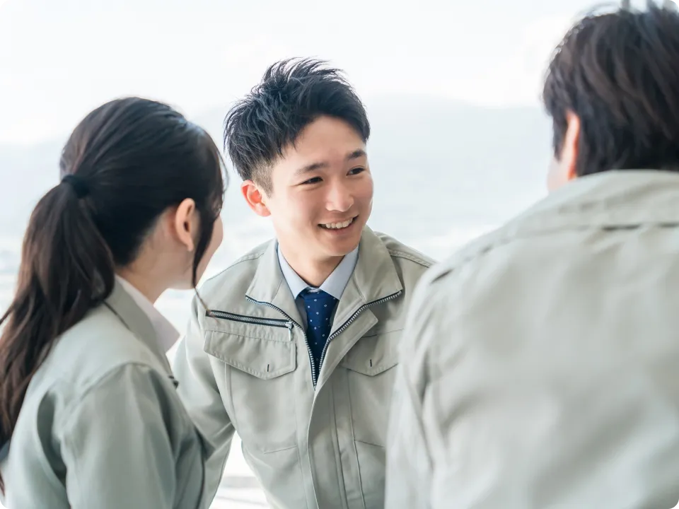 上司に工事の進捗報告をする従業員