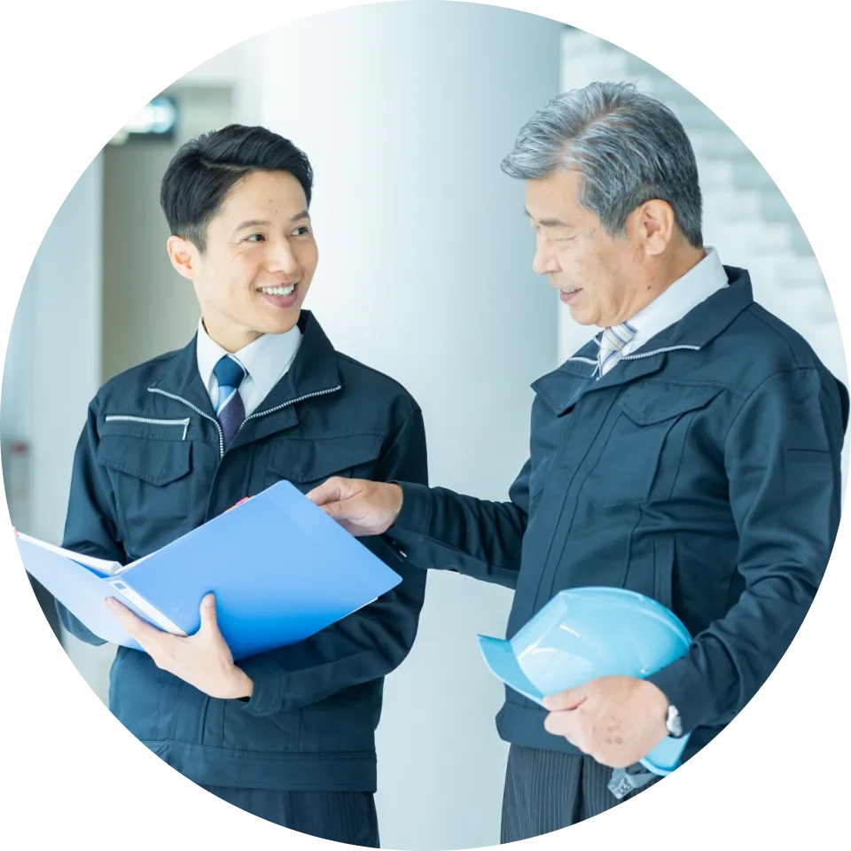 上司が部下に快く指導している様子